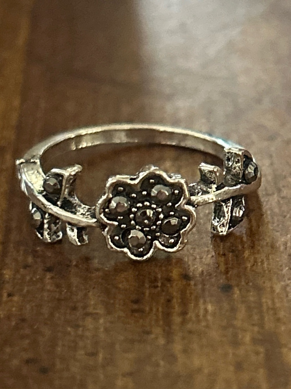 Silver Toned Flower Marcasite Style Y2K Ring Size: 7 (NWOT)